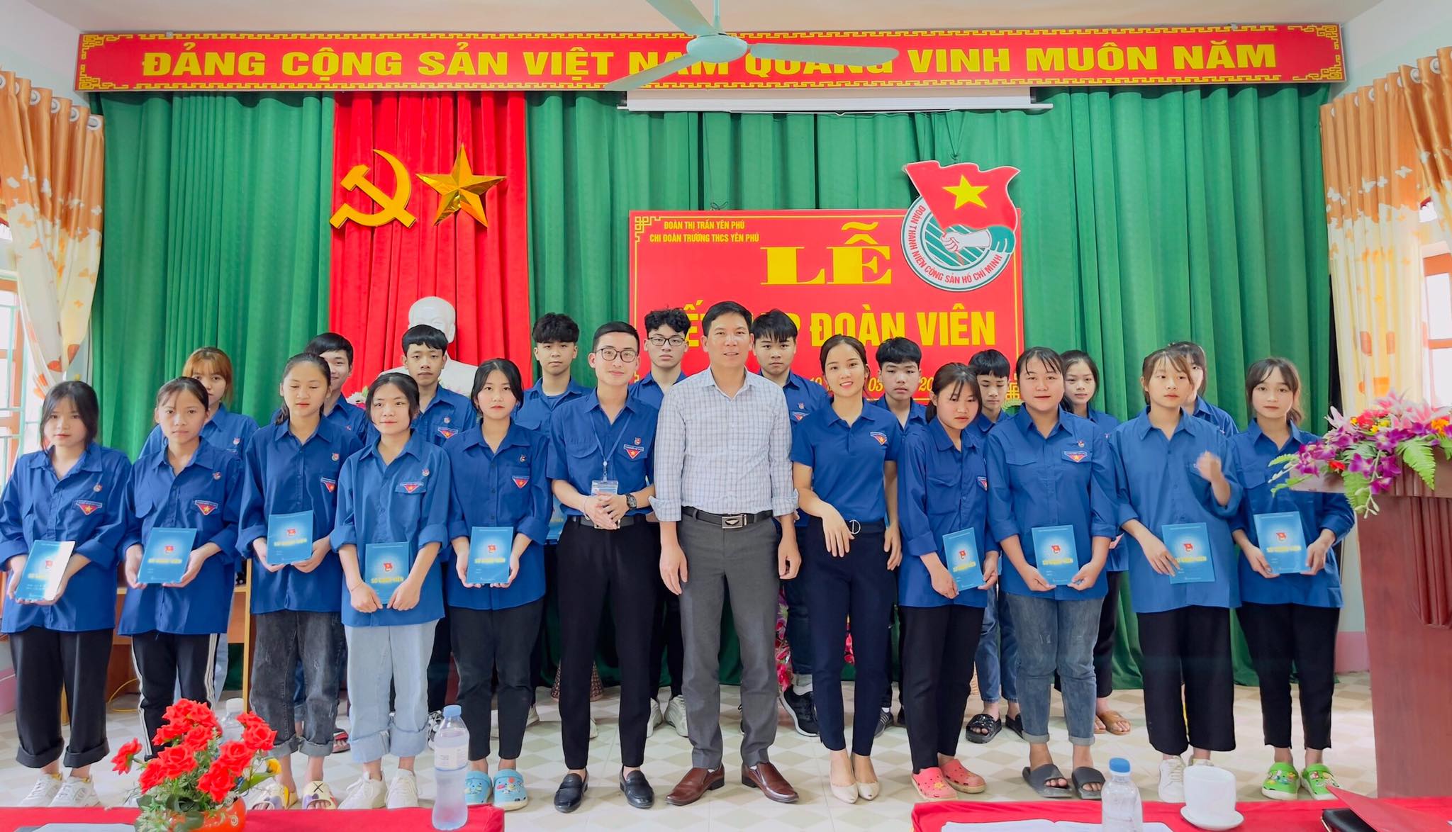 Kết nạp đoàn viên nhân kỷ niệm 90 năm ngày thành lập Đoàn TNCS Hồ Chí Minh