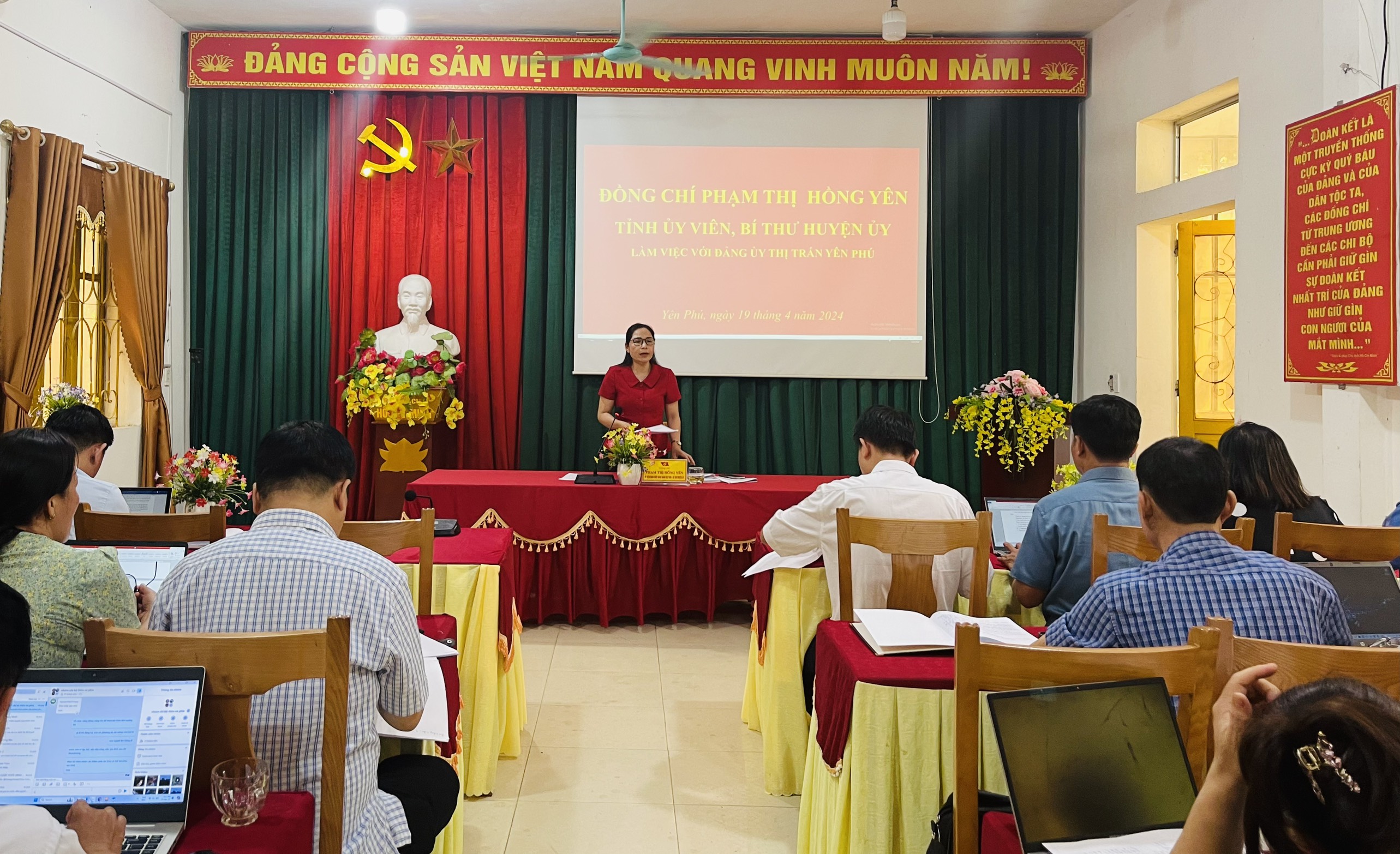 Đồng chí Phạm Thị Hồng Yên, Uỷ viên BCH Đảng bộ Tỉnh, Bí thư Huyện ủy làm việc tại thị trấn Yên Phú