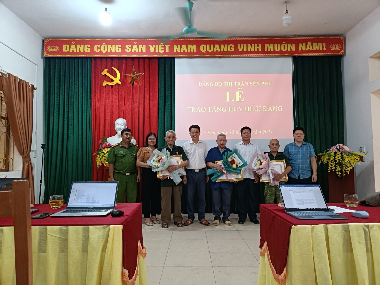Đảng bộ thị trấn Yên Phú trao Huy hiệu 30, 40, 55 năm tuổi Đảng
