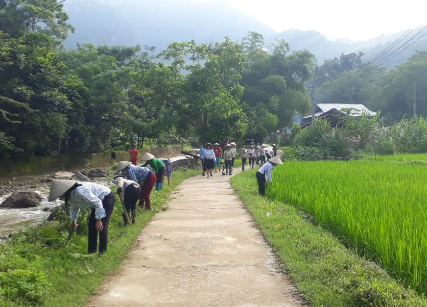 Hội Phụ nữ thị trấn Yên Phú ra quân tham gia xây dựng nông thôn mới