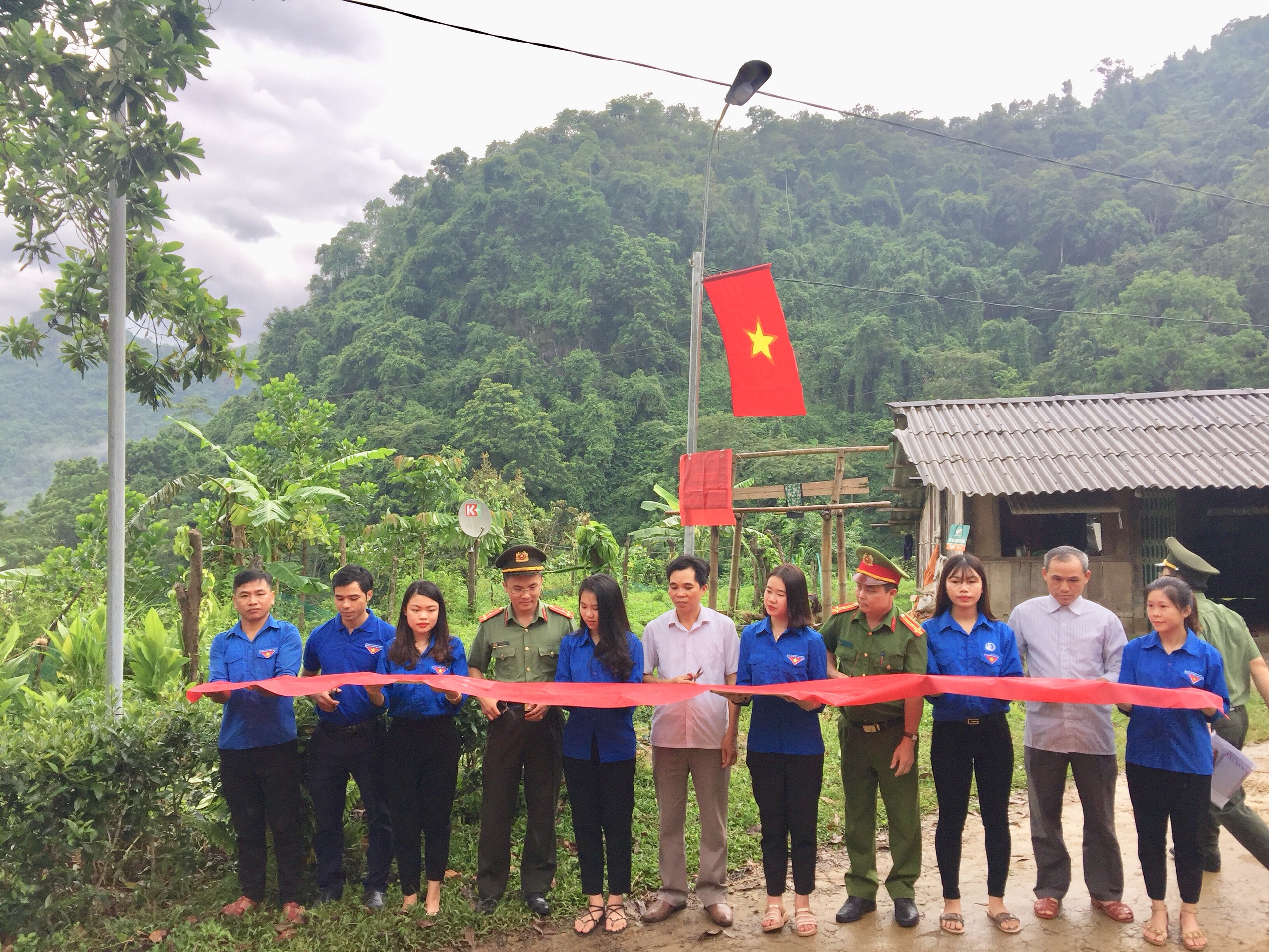 Khánh thành công trình “Thắp sáng đường làng” tại thôn Bản Lạn,  thị trấn Yên Phú